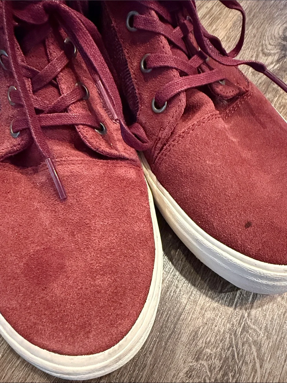 Tom’s Men’s Burgundy Suede Herringbone Sneakers Size 9